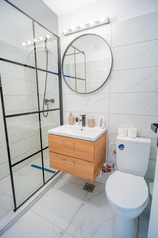 Refreshingly Chic: Newly Renovated 2Br Apartment Bucharest Exterior photo