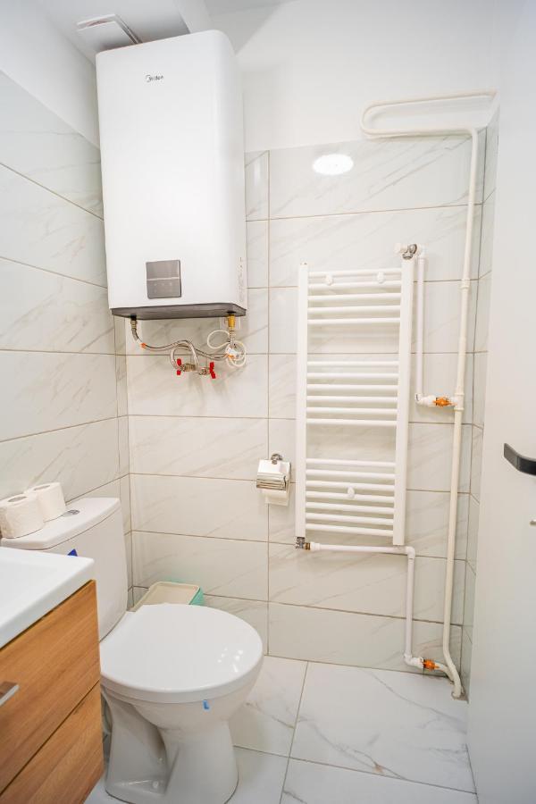 Refreshingly Chic: Newly Renovated 2Br Apartment Bucharest Exterior photo